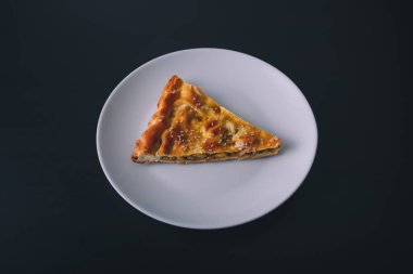 Siyah ahşap arka planda beyaz tabakta bir parça et ve havuçlu turta. Lezzetli sağlıklı yiyecekler. Diyet, beslenme, yeme alışkanlıkları. Metin için yer