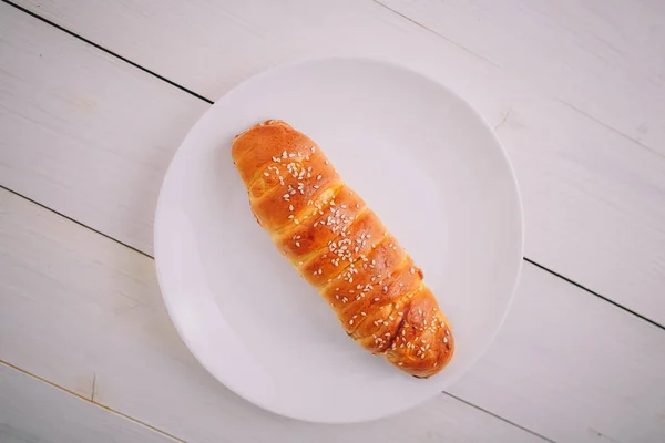 Сливочный Пирог Белой Тарелке Деревянном Фоне Вкусная Здоровая Еда Диета — стоковое фото