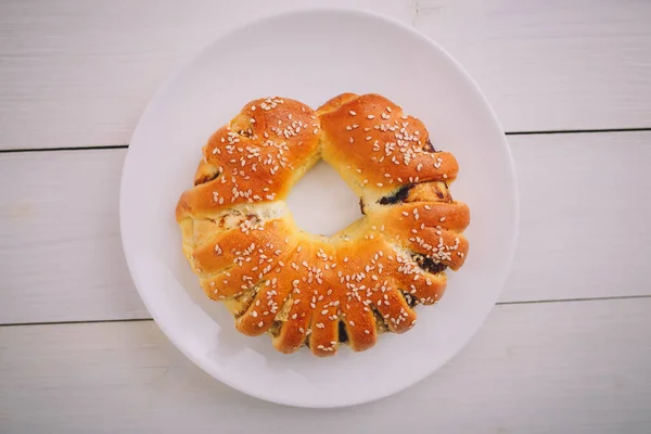 Torta Prugne Tonda Piatto Bianco Sfondo Legno Gustoso Cibo Sano — Foto Stock