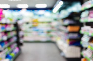Süpermarketin iç mekanının odaklanmamış görüntüsü. Bulanık hipermarket, alışveriş merkezi ya da alışveriş merkezi geçmişi. Sıralar ve raflar ev kimyasallarıyla yıkanacak ve temizlenecek..