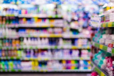 Süpermarketin iç mekanının odaklanmamış görüntüsü. Bulanık hipermarket, alışveriş merkezi ya da alışveriş merkezi geçmişi. Sıralar ve raflar ev kimyasallarıyla yıkanacak ve temizlenecek..