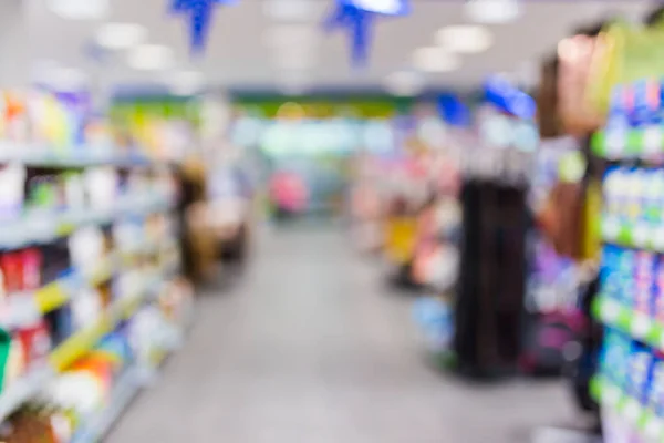 Süpermarketin iç mekanının odaklanmamış görüntüsü. Bulanık hipermarket, alışveriş merkezi ya da alışveriş merkezi geçmişi. Sıralar ve raflar ev kimyasallarıyla yıkanacak ve temizlenecek..