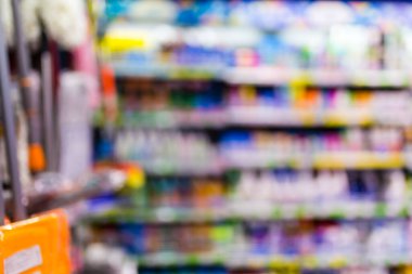 Süpermarketin iç mekanının odaklanmamış görüntüsü. Bulanık hipermarket, alışveriş merkezi ya da alışveriş merkezi geçmişi. Sıralar ve raflar ev kimyasallarıyla yıkanacak ve temizlenecek..