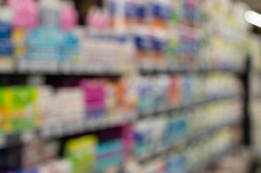 Süpermarketin iç mekanının odaklanmamış görüntüsü. Bulanık hipermarket, alışveriş merkezi ya da alışveriş merkezi geçmişi. Sıralar ve raflar ev kimyasalları ve hijyen ürünleriyle dolu..