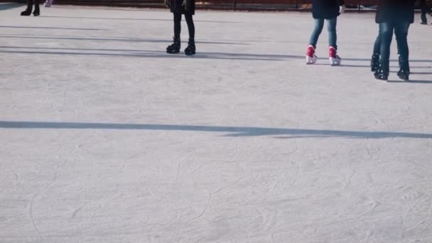 Menschen Die Wintertag Auf Der Eisbahn Schlittschuh Laufen Nur Eisbeschaffenheit — Stockvideo