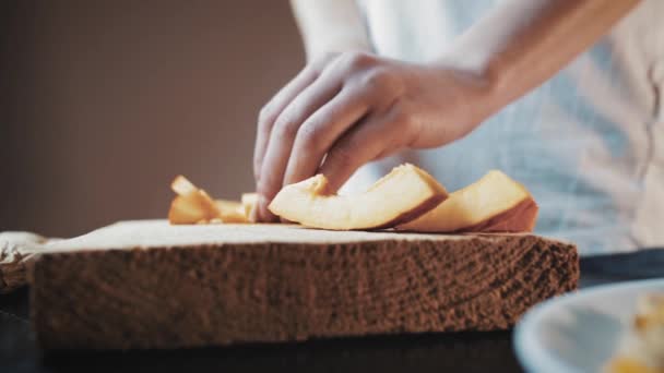 Kobieta Rąbiąca Dynię Kuchennej Desce Widać Tylko Ręce Jesienne Sezonowe — Wideo stockowe