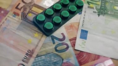 Avro banknotları ve ilaçlar dönüyor. COVID-19 pandemia, ekonomik kriz, varsayılan, sağlık hizmetleri veya iş konsepti.