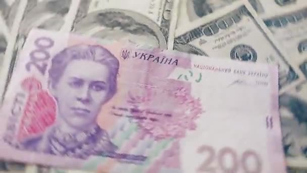 100ドルのアメリカを回転させ 200のウクライナのフリブナ紙幣を落下させる 成功またはビジネスコンセプト — ストック動画