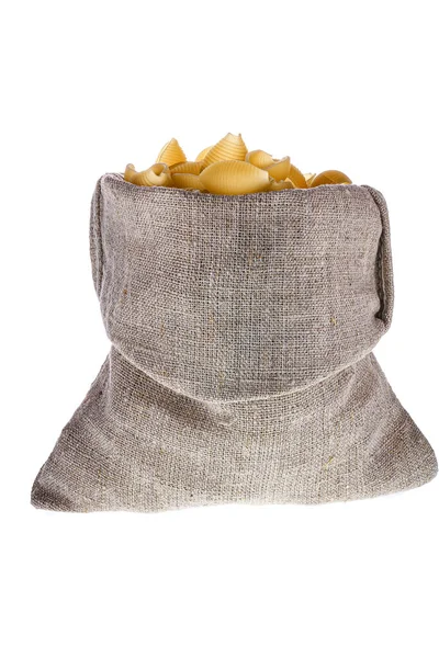 Conchiglie rigate makarnası ya da beyaz arka planda izole edilmiş kabuklu makarna. İtalyan mutfağı, karbonhidratlı sağlıklı yiyecekler, diyet, beslenme konsepti. Dikey çekim