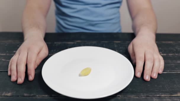 Siyah Masada Oturan Bir Adam Boş Beyaz Tabak Çiğ Makarna — Stok video