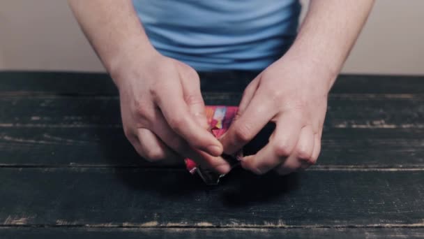 Paquete Apertura Hombre Con Halva Mesa Cocina Madera Negra Grasa — Vídeo de stock