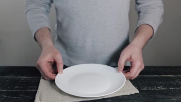 黒い木製のキッチンテーブルの男は 白いプレートにチェリージャムを充填し 2つの半分でそれを破る甘いパンを置きます 唯一の手が表示されます 自家製の夏のペストリー 甘い焼きたての食べ物 栄養コンセプト — ストック動画