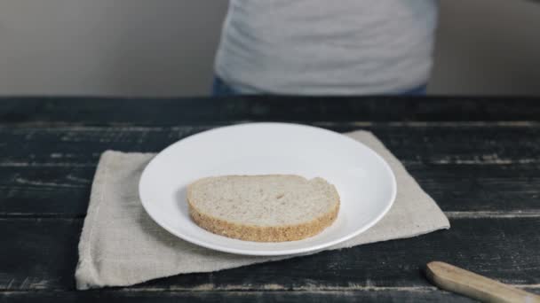 Γυναίκα Φτιάχνει Σάντουιτς Από Ψωμί Βραστό Στήθος Κοτόπουλου Φρέσκο Μαϊντανό — Αρχείο Βίντεο