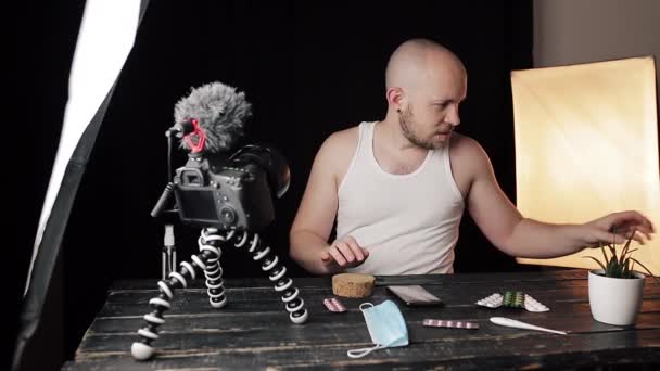 Ung Bloggare Skrynklig Hemskjorta Spelar Humoristisk Roll Som Alkoholist Och — Stockvideo