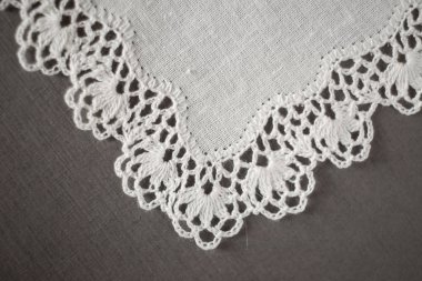 Festoonlu dantel mendil.