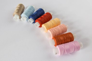 İplik polyester makaraları çeşitli renkler