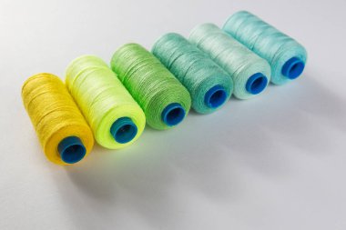 İplik polyester makaraları çeşitli renkler