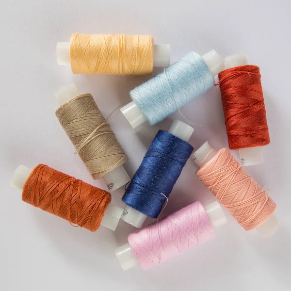 糸ポリエステルの各種色のスプール — ストック写真