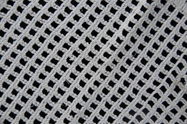 Tığ işi peçeteler, siyah arka planda beyaz dantel.