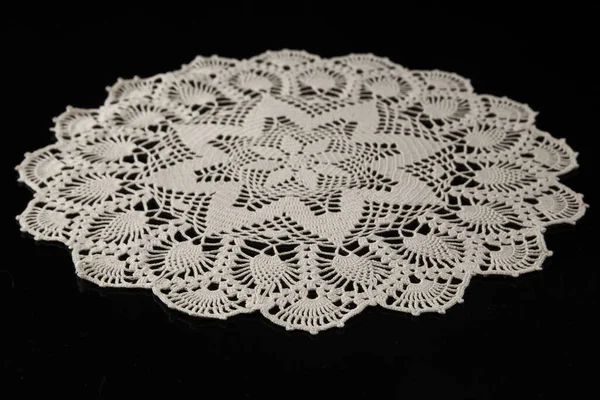 Tığ işi peçeteler, siyah arka planda beyaz dantel.