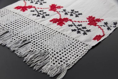 Çamaşır havlusuna örgülü püsküllü el işlemesi.