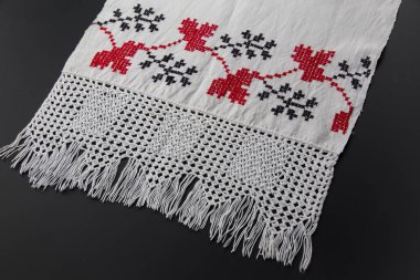 Çamaşır havlusuna örgülü püsküllü el işlemesi.