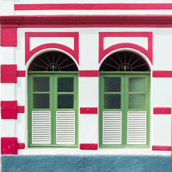 Detalj av färgglada fasad i Ouro Preto, Minas Gerais. Brasilien — Stockfoto