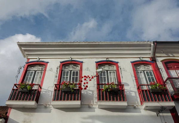 Niski kąt kolorowy dom w stylu kolonialnym z barokowym portug — Zdjęcie stockowe