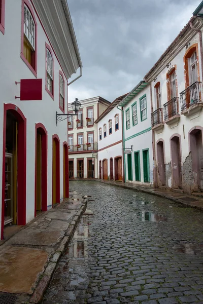 Paisagem urbana vertical com rua estreita, casas coloridas e — Fotografia de Stock