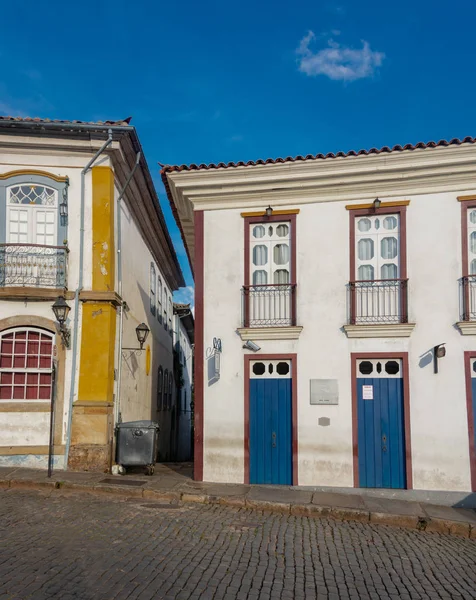 Kolorowe budynki w stylu kolonialnym z barokowym portugalskim napompowaniem — Zdjęcie stockowe