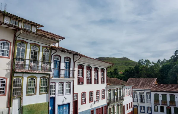 Piękny krajobraz kolorowych domów w stylu kolonialnym z barokiem — Zdjęcie stockowe