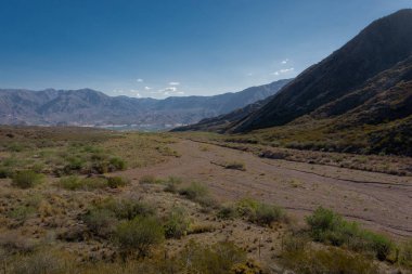 Cacheuta nehrinin manzarası, Arjantin, Mendoza 'da dağ