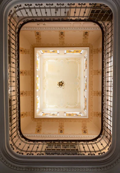 MENDOZA, ARGENTINA - NOVEMBER 16, 2019: Low angle shot of the ceiling inside Stoppel mansion in Mendoza city, Argentina. — Stockfoto