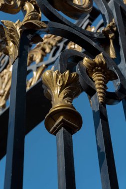 Mendoza, Arjantin - 16 Kasım 2019: Arjantin 'deki General San Martin Parkı' nın kapılarındaki süslemeleri kapatın. 1907 'de inşa edilen bu demir kapılar parkın ana girişi.