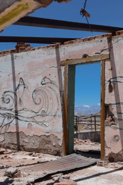 La Cuevas, Mendoza, Arjantin - 17 Kasım 2019: Las Cuevas, Mendoza, Arjantin 'deki Transandine Demiryolu' na ait terk edilmiş bir istasyon. Transandine Demiryolu, Arjantin 'deki Mendoza' dan And Dağları 'ndan Şili' ye kadar her iki ülkeyi birbirine bağlayan işletiyordu.