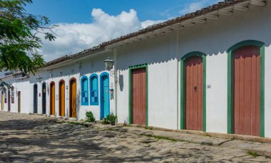 PARATY, RIO DE JANEIRO, BRAZIL - 27 Aralık 2019: Paraty, Rio de Janeiro, Brezilya 'da renkli evleri ve kaldırımları olan şehir manzarası. Şehrin korunmuş sömürge merkezi 2019 yılında UNESCO Dünya Mirasları listesine dahil edilmiştir..