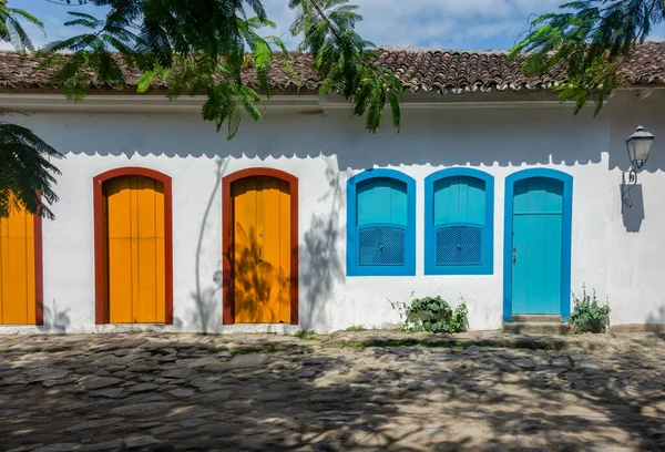 Fasada Typowego Kolorowego Domu Brukowaną Ulicą Paraty Rio Janeiro Brazylia — Zdjęcie stockowe