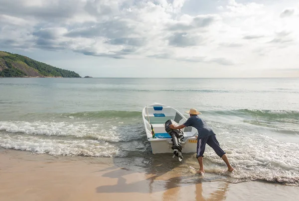 Paraty Rio Janeiro Brasil December 2019 Homem Empurra Barco Praia Imagens De Bancos De Imagens Sem Royalties