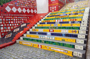 RIO DE JANEIRO, BRAZIL - 3 Ocak 2020: Rio de Janeiro 'nun tarihi merkezinde bulunan ünlü Merdiven Selaron' un (Escadaria Selaron) bir parçası. Bu simge Şilili sanatçı Jorge Selaron tarafından tasarlanmıştır. 