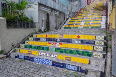 RIO DE JANEIRO, BRAZIL - 3 Ocak 2020: Ünlü Merdiven Selaron (Escadaria Selaron) Rio de Janeiro 'nun tarihi merkezinde renkli fayanslarla kaplanmıştır. Bu simge Şilili sanatçı Jorge Selaron tarafından tasarlanmıştır.