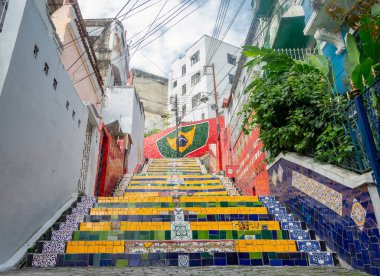 RIO DE JANEIRO, BRAZIL - 3 Ocak 2020: Ünlü Merdiven Selaron (Escadaria Selaron) Rio de Janeiro 'nun tarihi merkezinde renkli fayanslarla kaplanmıştır. Bu simge Şilili sanatçı Jorge Selaron tarafından tasarlanmıştır. 