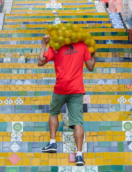 Rio Janeiro Brazil Januari 2020 Arbetare Bär Säck Apelsiner Tidigt — Stockfoto