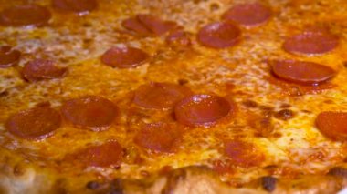 Masanın üzerine biberli pizza