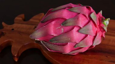 Pembe Pitaya ya da ahşap masa üzerinde Dragon meyve