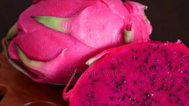 Pembe Pitaya ya da ahşap masa üzerinde Dragon meyve