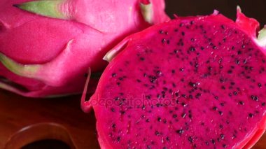 Pembe Pitaya ya da ahşap masa üzerinde Dragon meyve