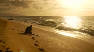 Kurulu sörf Hawaii önce ağda bir sörfçü