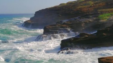 Cliff Lanai uyanık Doğu Oahu, Hawaii vurmayı Okyanusunun güçlü dalgalar