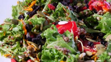 Ev yapımı vejetaryen salata plaka üzerinde