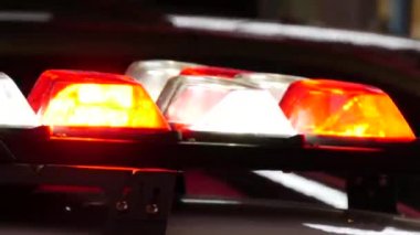 Polis olay yerinde şehir merkezinde gece yanıp sönen ışıklar, yakın çekim